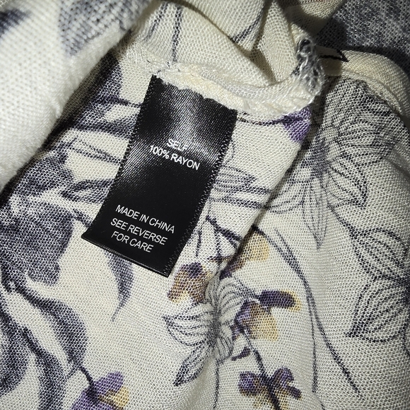 BKE Women,s Embroidered Cold Shoulder floral Top  Size M - Picture 7 of 8